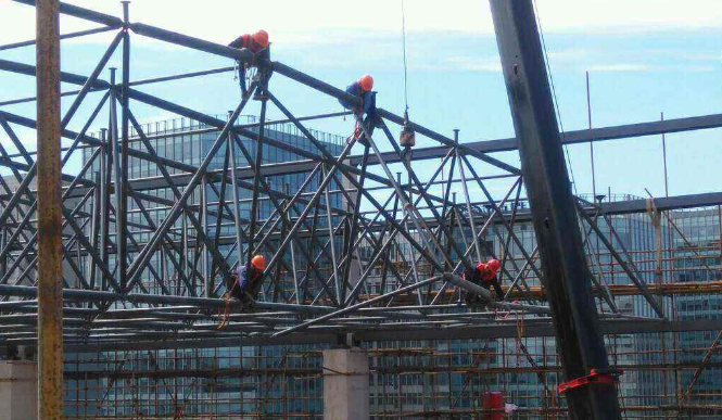 禹州论网架装配施工中搭设脚手架应当留神的事故